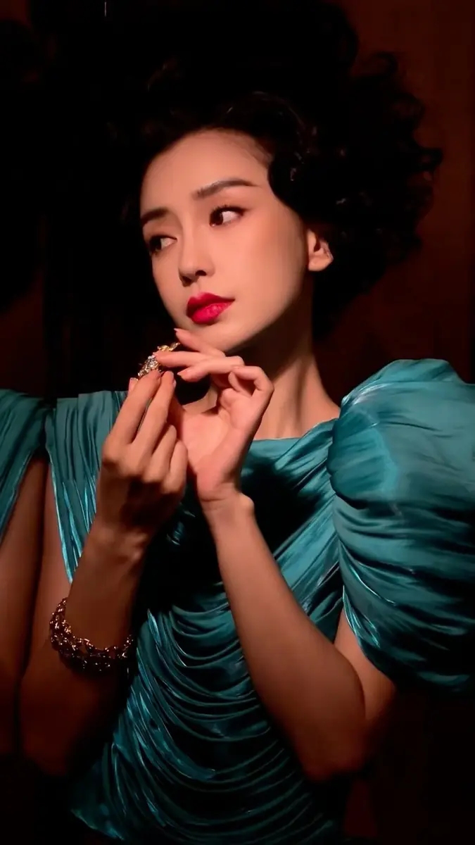 杨颖蓝裙起舞！复古卷发显妩媚