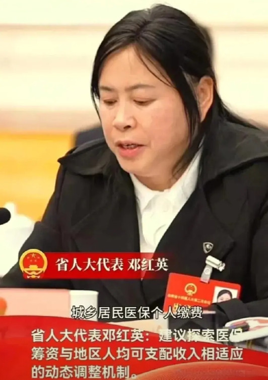 这位女代表可说到农民心坎儿里啦！她提到农村医保每人每年四百块，一年没生病，第