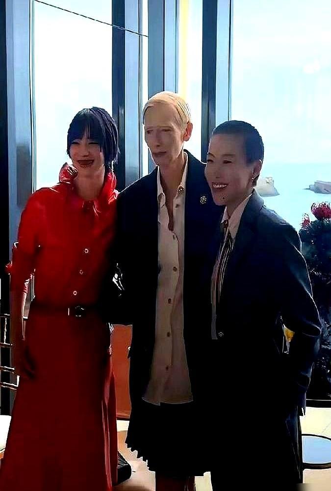 一张图，就能脑补一场“天生贵胄”与“费力讨好”的大戏？网传王一博给窦靖童让座