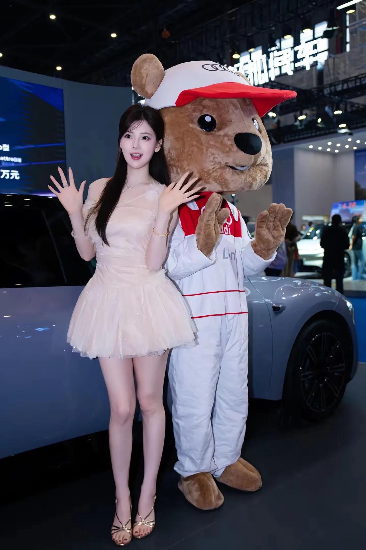 元气少女与萌熊合影，打卡车展，超可爱！📸💖甜美春晓美腿玉足[祝福