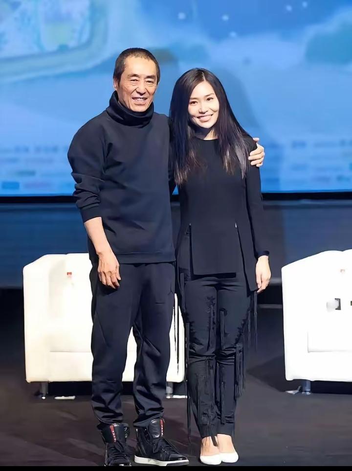 “张艺谋的女儿张末曾写道：“我到现在也不明白，像巩俐这样的大明星，她和我爸爸在一