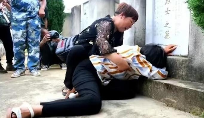 1984年接到新婚丈夫牺牲在老山战场噩耗时，谢玉花毫不犹豫改嫁大伯哥。被停发烈士