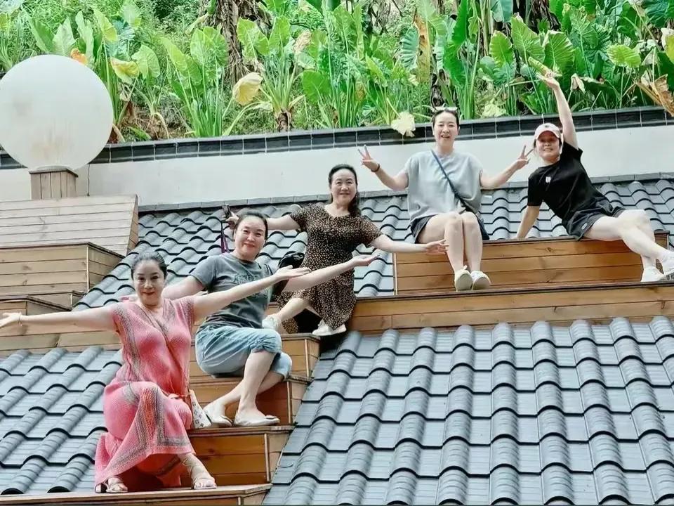 陈小艺上房顶了，传说她回老家四川乐山，和儿时的同学、伙伴玩得开心，忘记了自己是个