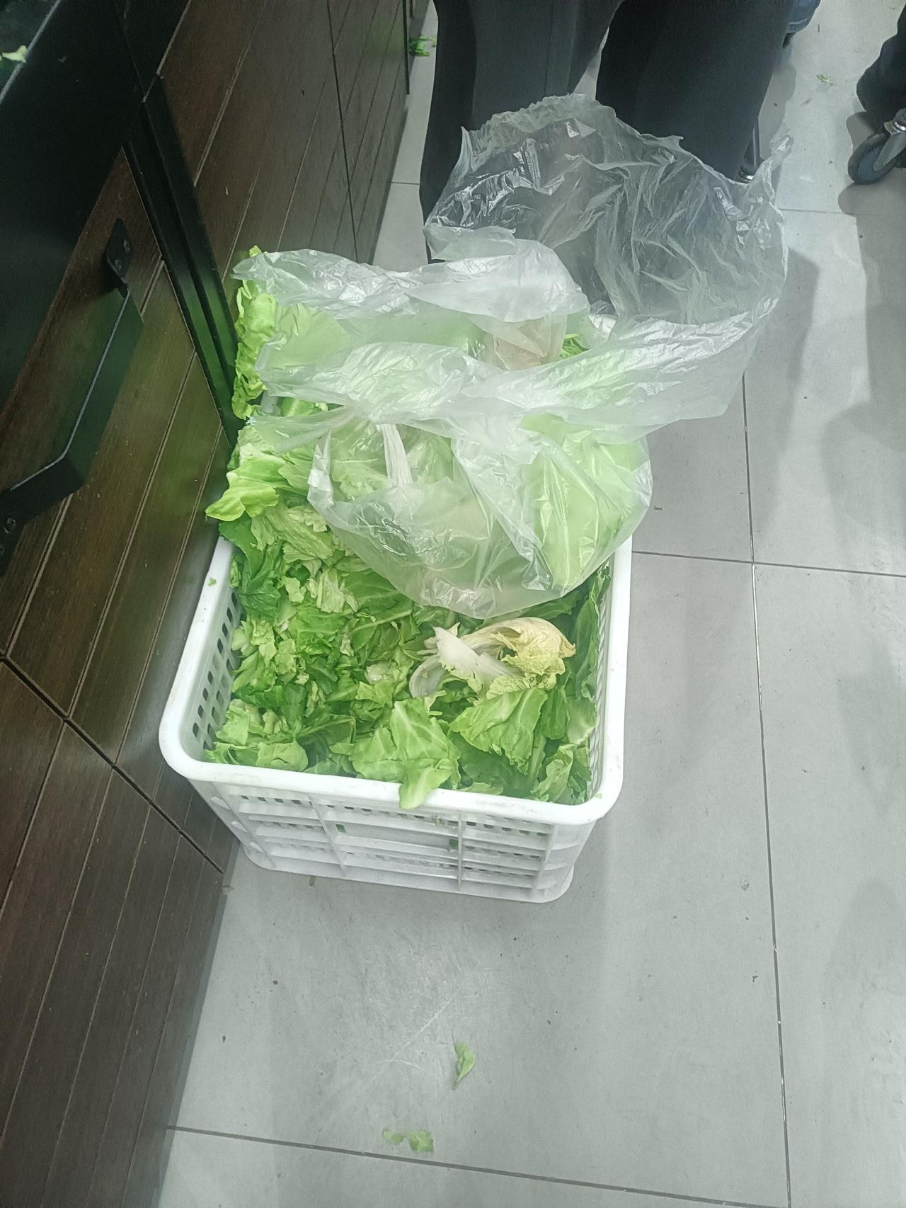 我的今日状态：😡生气我这里的天气：🌤️多云这超市生意是真火爆啊！货架