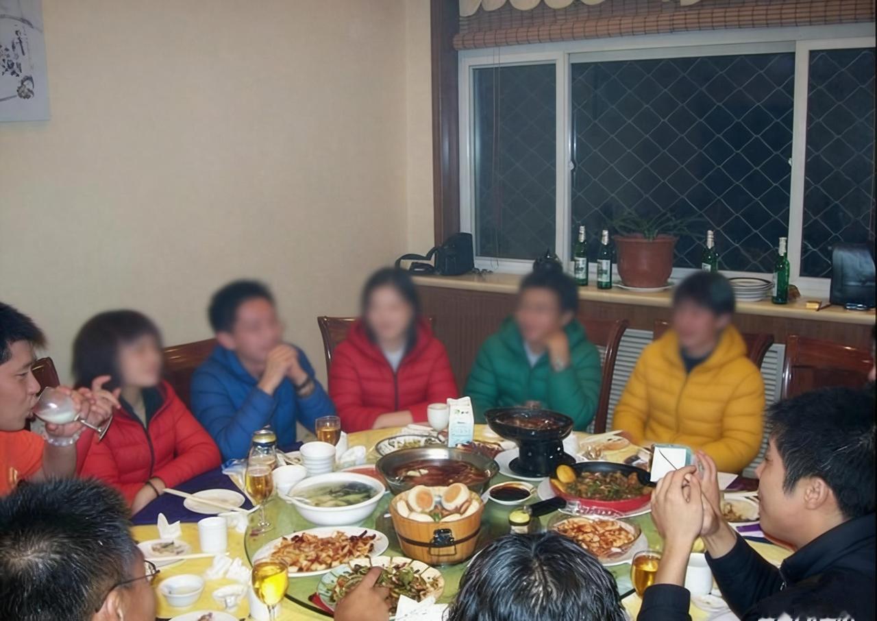 生日聚餐后，她借宿同学宿舍；72小时内，这是她最后的熟人圈子。那天吃的是家常菜