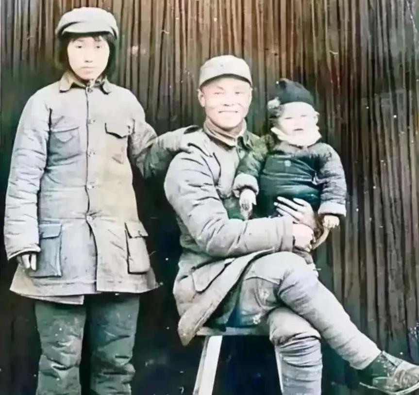 这是一张1944年的八路军首长全家福，照片中的男主人范昌标是当时晋察冀军区骑兵团