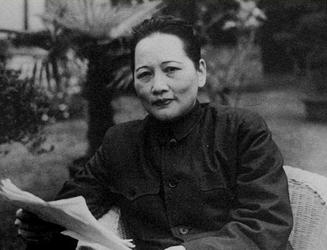 1949年宋庆龄受邀进京时，毛泽东与周恩来及五十多位同志亲临火车站迎接宋庆龄1