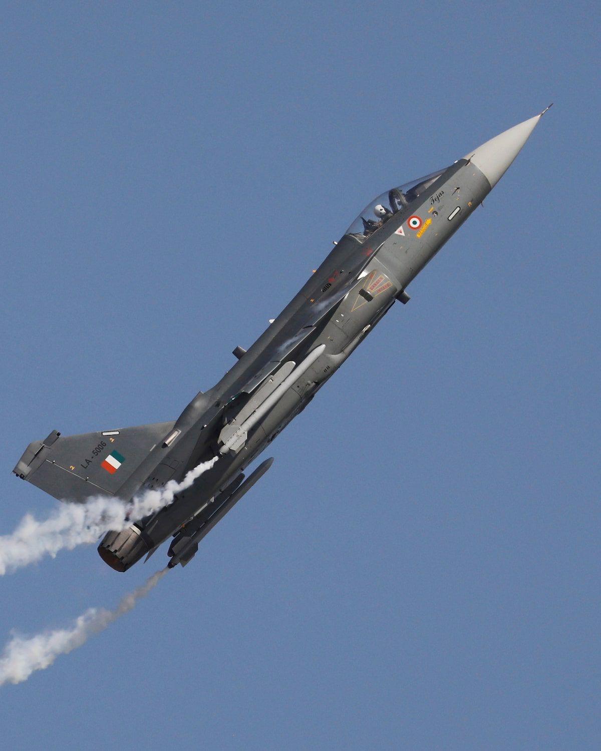 印度空军一架“光辉”战斗机在飞行表演中坠毁，飞行员不幸遇难。此前有关于漏油导致