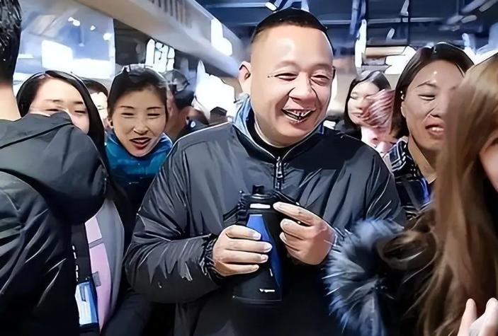 铁饭碗，说砸就砸了。于东来一句话，胖东来新员工全部改成“四年学员制，到期不续