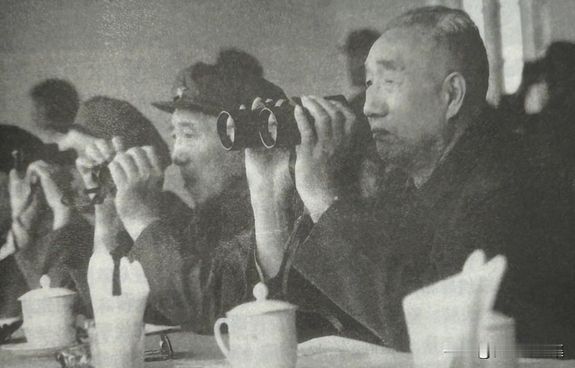 1978年“红箭-73”反坦克导弹打靶试验，徐向前（右一）、罗瑞卿（右二）在射击