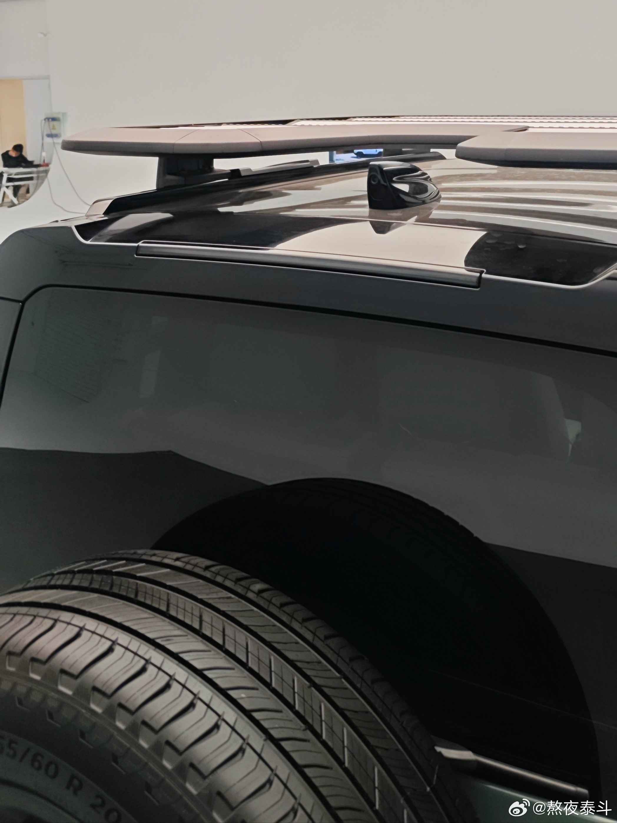 前几天在北京还顺路拍了2026款路虎卫士90，和老款相比外观有小的变化，车漆为中