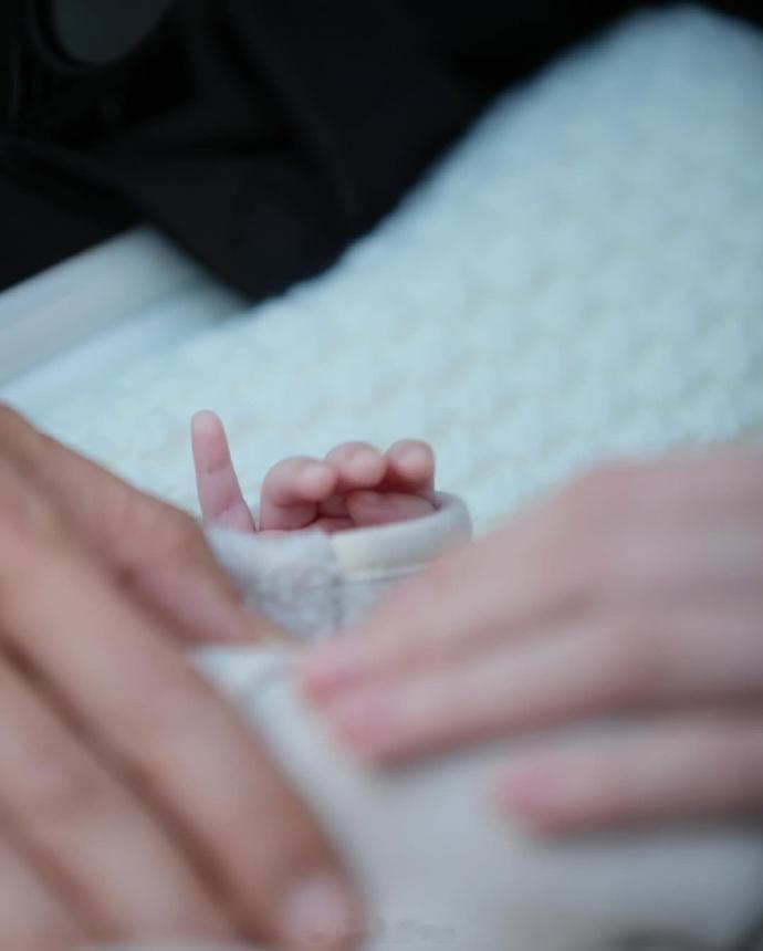 何穗新年晒儿子照片陈伟霆肌肤接触背着儿子1月2日，何穗晒出儿子的小手、小脚，以