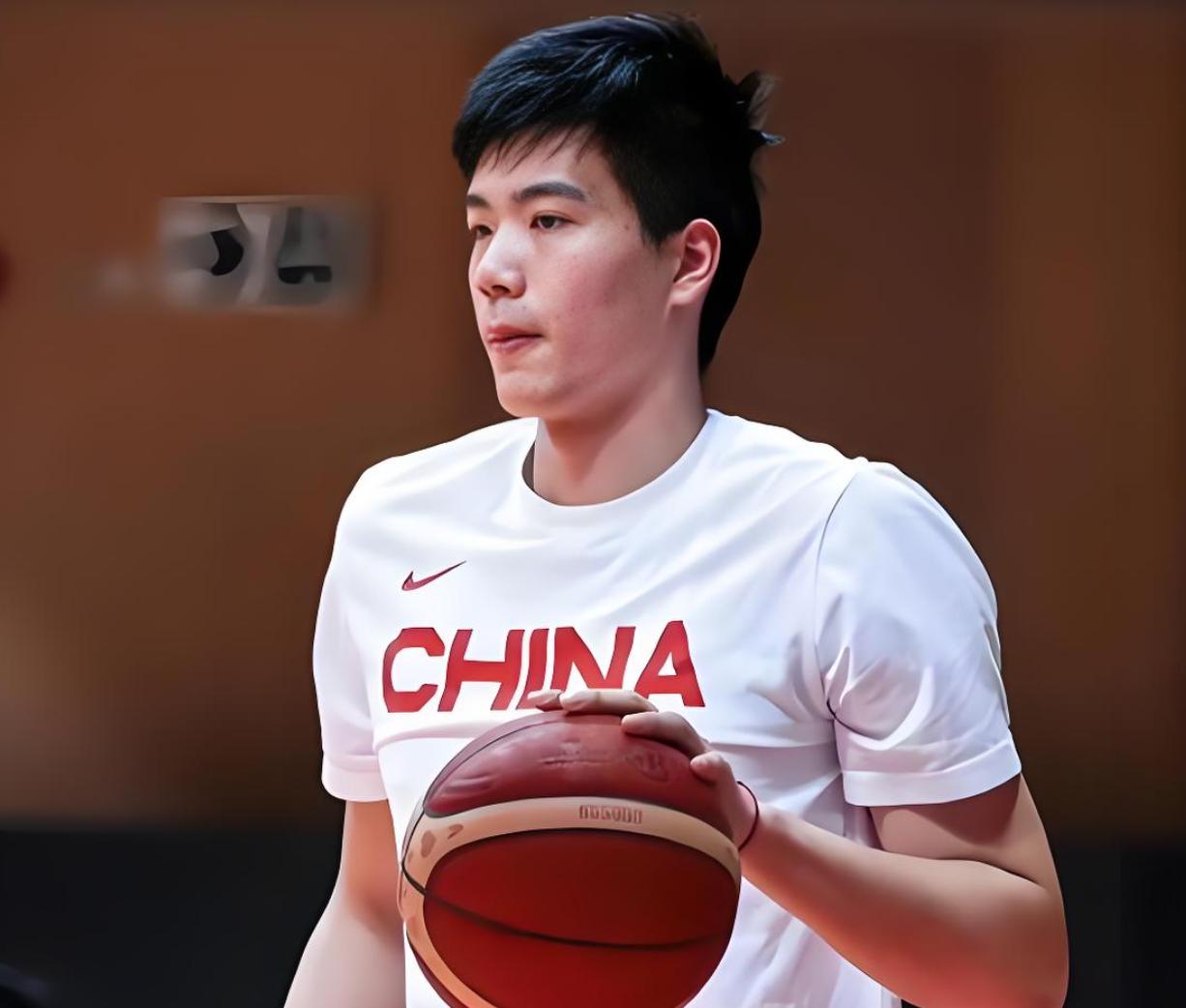 不得不说，杜锋耽误了焦泊乔的发展！去年夏天，焦泊乔从广州队加盟到了广东队，对于
