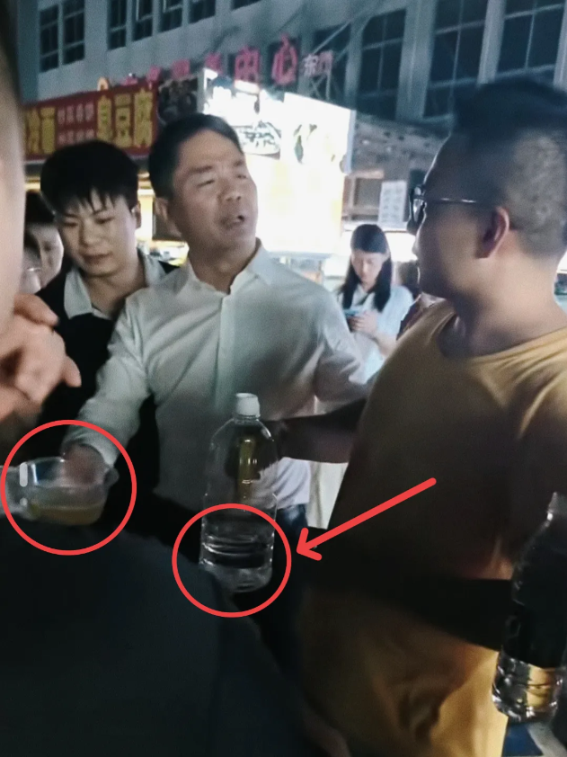 笑死了，这小伙子真是个人才！强烈建议京东招进销售部。刘强东现身宿迁夜市，这小伙却
