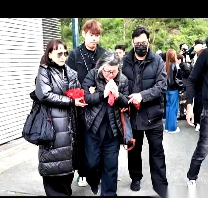 看了许绍雄的葬礼，突然就懂了，什么叫真正的体面和家教。别跟我扯什么家大业大，也