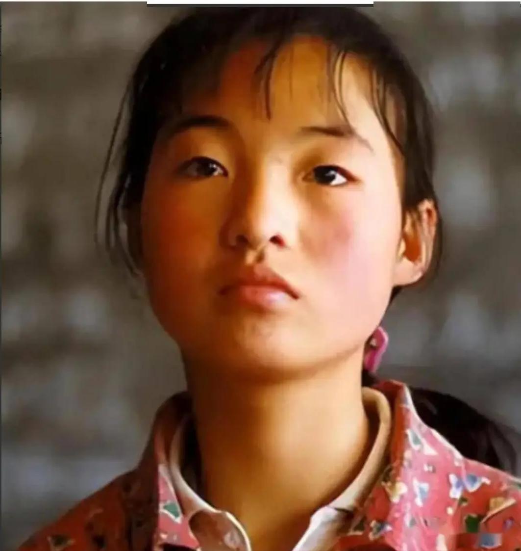 1999年，张艺谋捧红了农村女孩魏敏芝。拍完戏后，魏敏芝想当明星，张艺谋却不同意