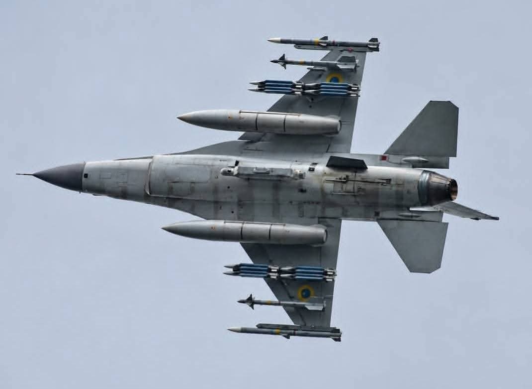 一架隶属于乌克兰空军F-16AM战斗机，配备8枚GBU-39SDB精确制导炸弹、2枚AIM-120中