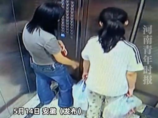 5月14日，安徽母女二人坐电梯下楼，电梯一打开，年轻的女孩立马探头看看外面有没有