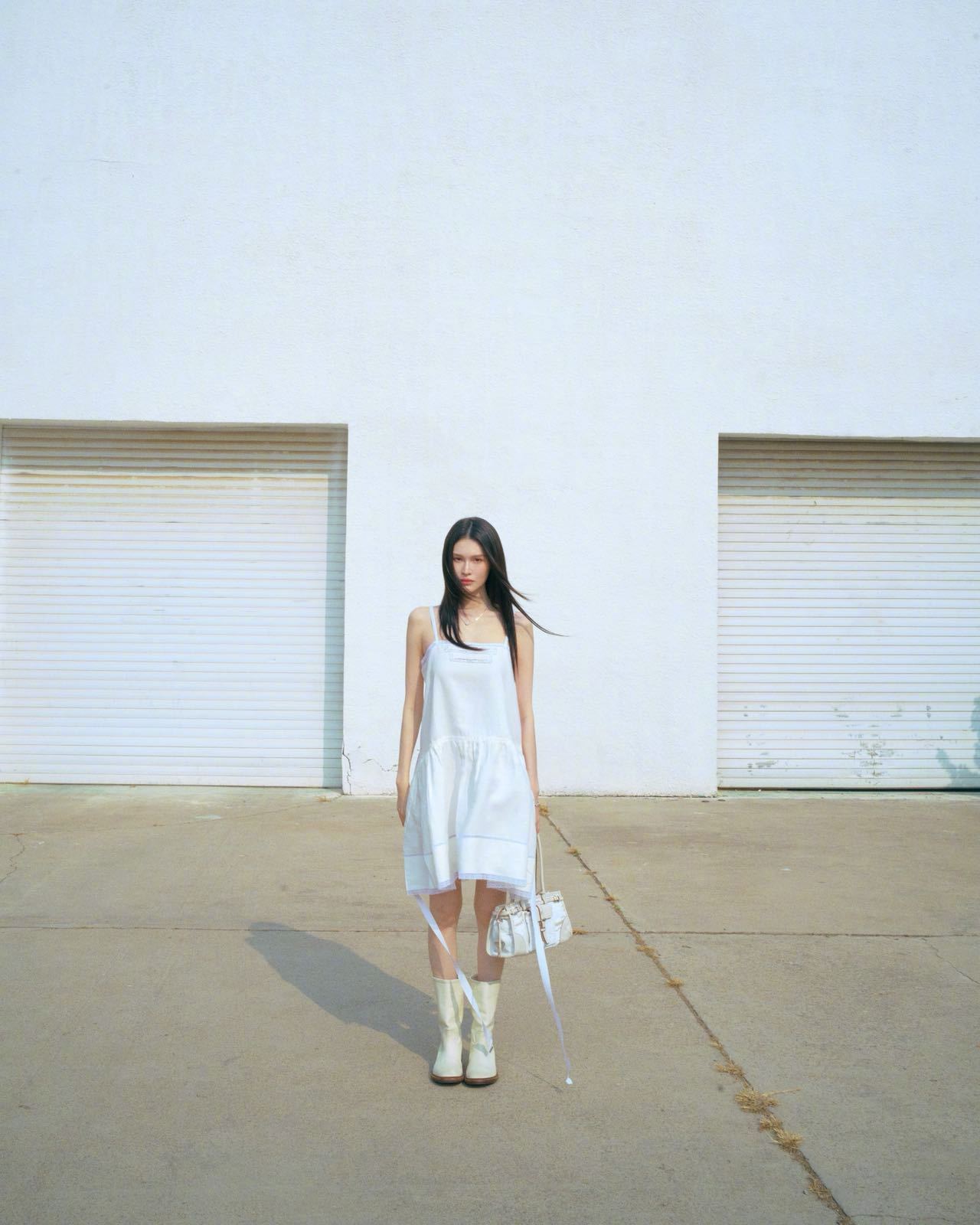 今日，出席Prada White Sun限时快闪店开幕活动的何穗，身着Prada