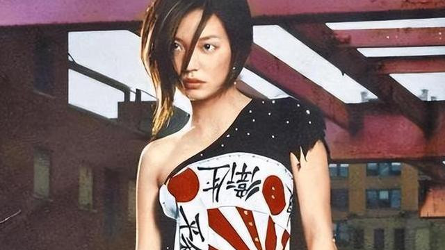 49岁赵薇近照曝光,封杀四年、婚也离了,她变成了这样