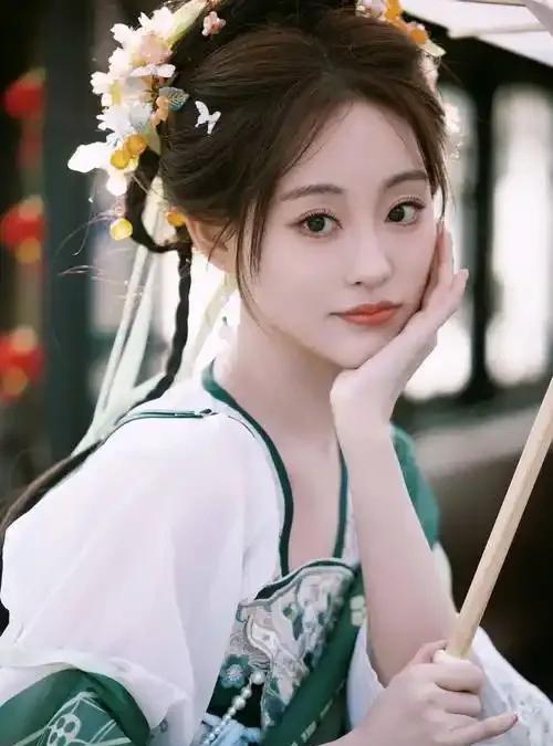 《浪姐6》成团夜落下帷幕，成绩引发热议。侯佩岑组以849分拔得头筹，王珞丹组80