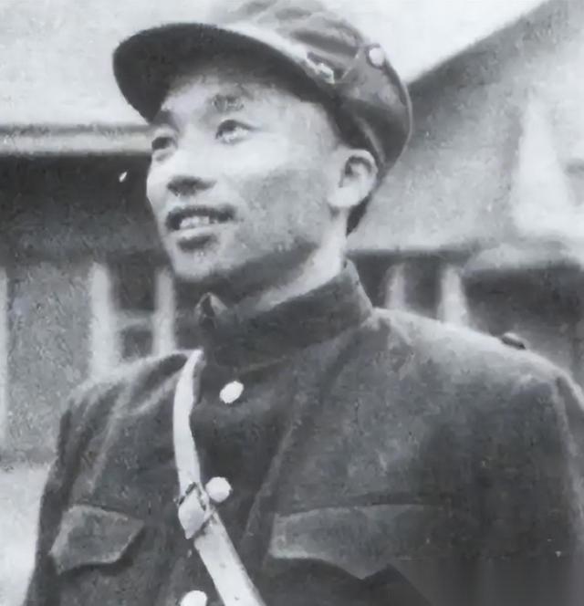 1955年开国授衔，朱德发现不远处一个皮肤白嫩的年轻人，竟然挂着中将军衔肩章，好