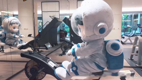 斗斗就这样悄悄锻炼然后萌翻众人