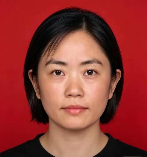 谁能想到，一位手握大校军衔、拥有高级工程师职称，本该退休享福、安稳度日的女军人，