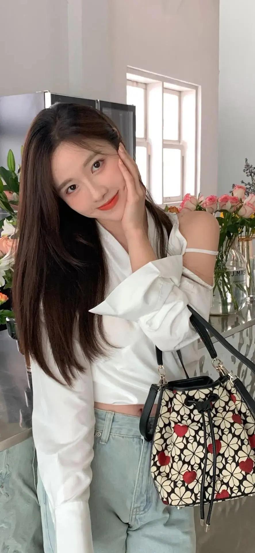 今天早上去面试一个文员，月薪3500，包吃，月休6天，有五险一金，面完试HR