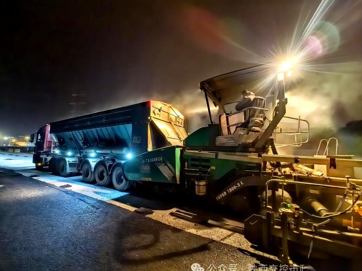 刷到个新闻，差点没把我笑死。西安东站那条新修的大路，长鸣路，试验段铺好了。挺好