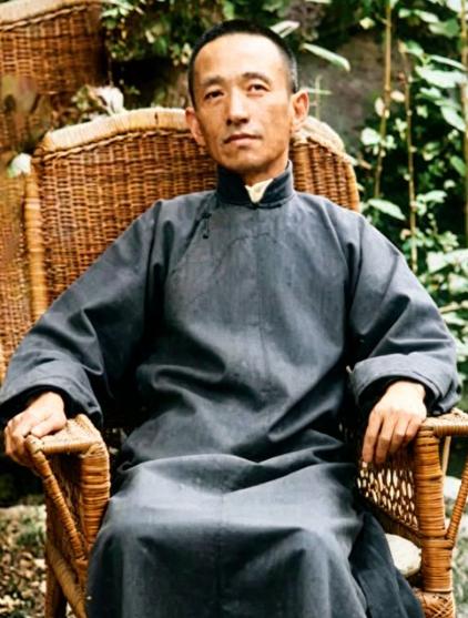 1948年11月12号凌晨，58岁的陈布雷自杀前，给蒋介石写了8个字：“书生无用