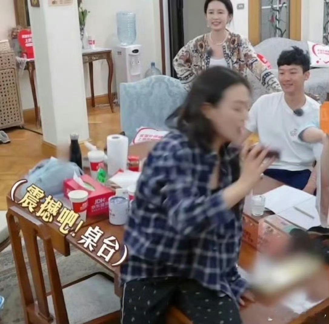 马思纯掀桌了看给小马哥吓得，哈哈哈哈，还好虚惊一场[捂脸哭]​​​