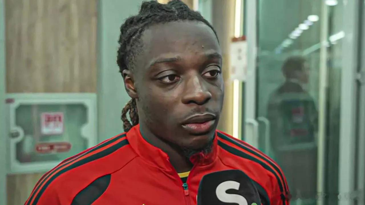 比利时1-1战平哈萨克斯坦，未能提前锁定世界杯资格。赛后，多库被问及德布劳内、卢