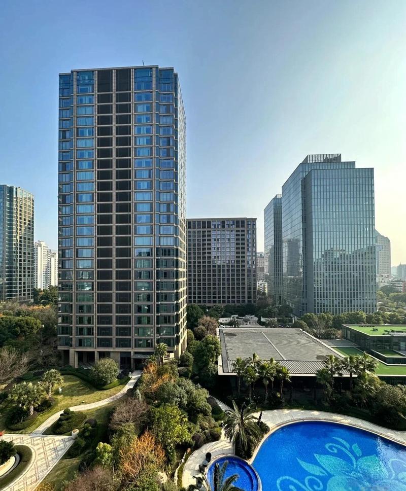 你别操心房价涨跌，只要你选择一二线城市，买核心地段房子。你的房租不会涨，你的
