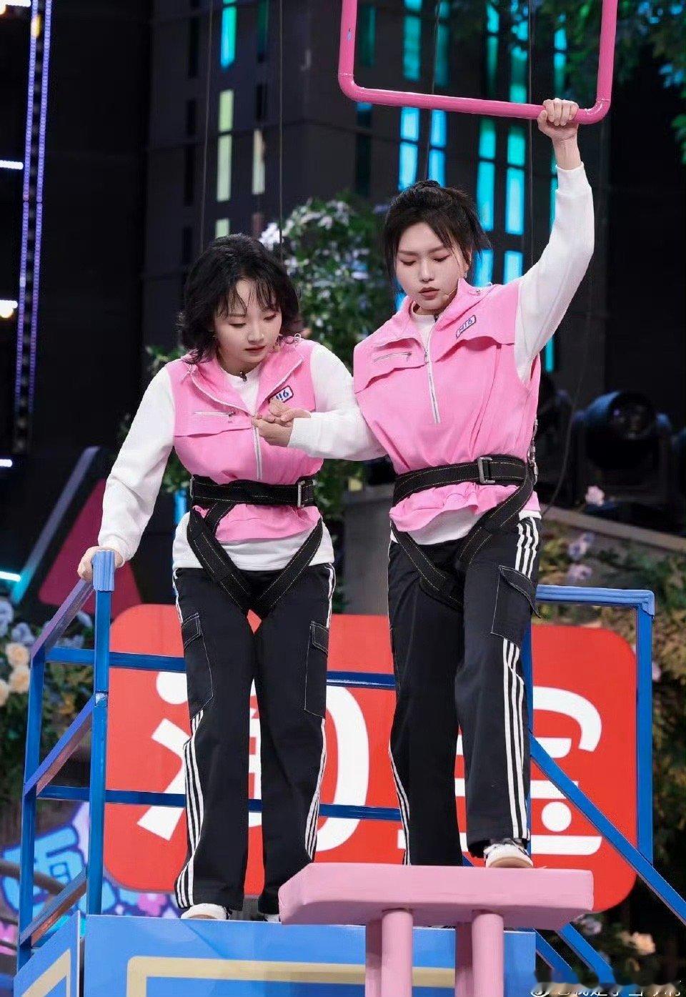 李嘉琦李雪琴你俩咋这么瘦了《你好星期六》预告杀疯了！好友同框穿粉色玩游戏，瘦得