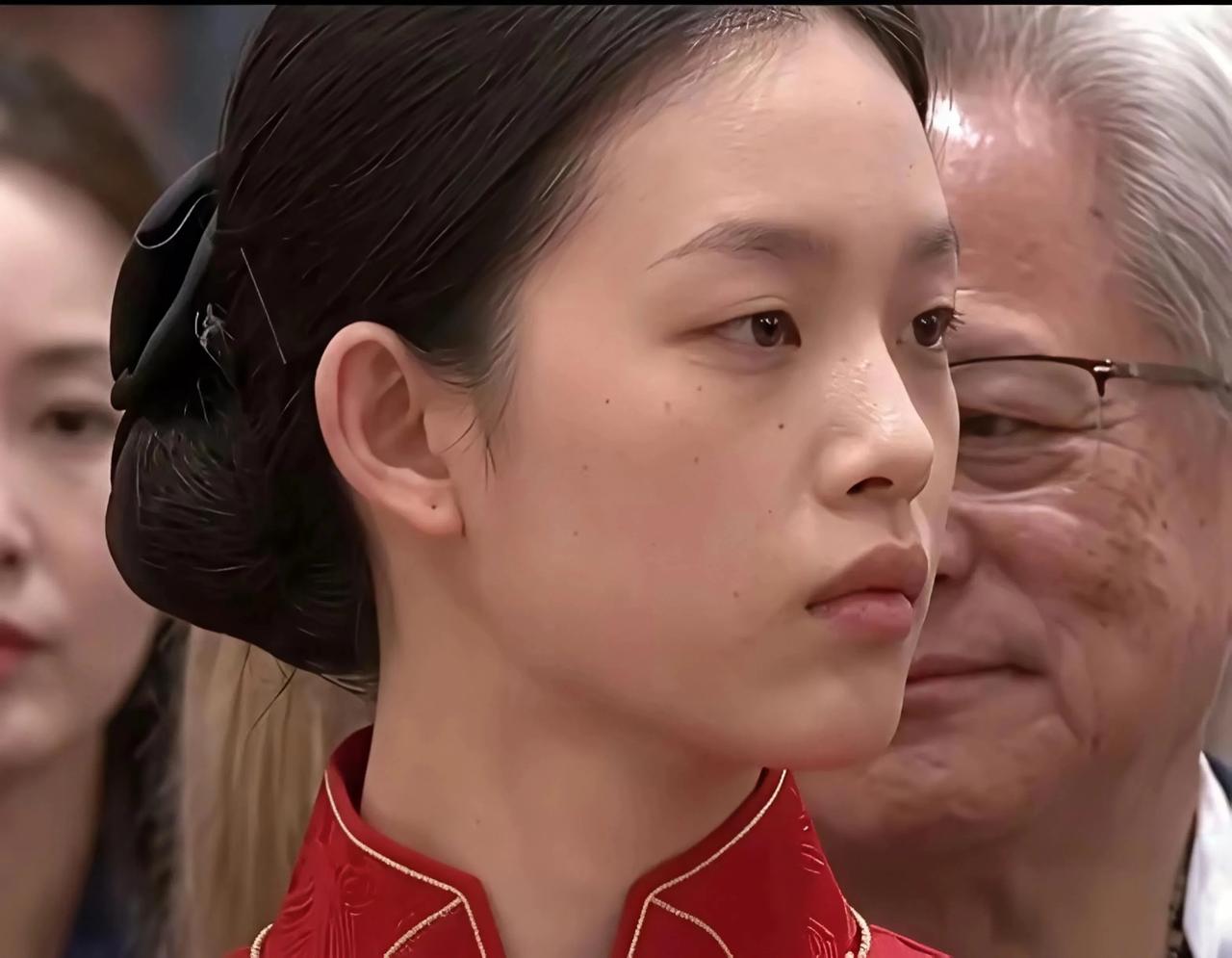 大家注意到没？这次国宴上接待美方的中国服务员，气质确实有点不一样。说不清楚具体哪