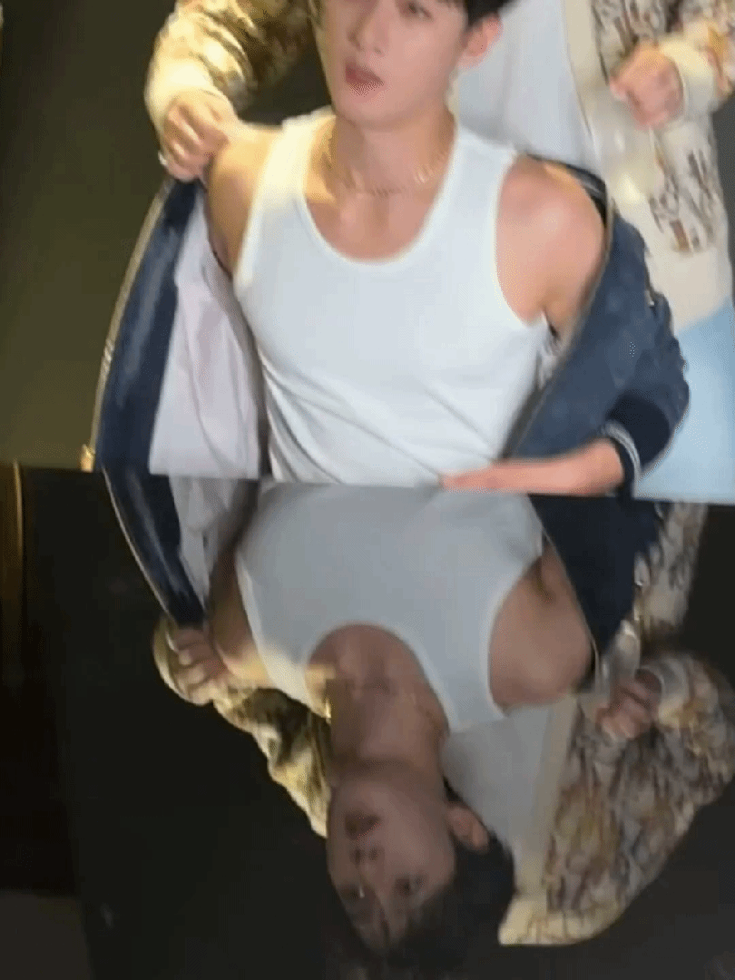 李昀锐被网友发现垫肩了