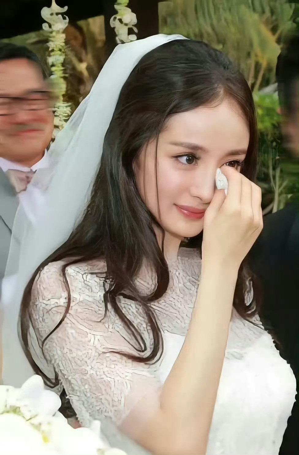 杨幂只知道杨幂好美，美得让人移不开眼。并且是内娱女星首个ins点赞破百万！