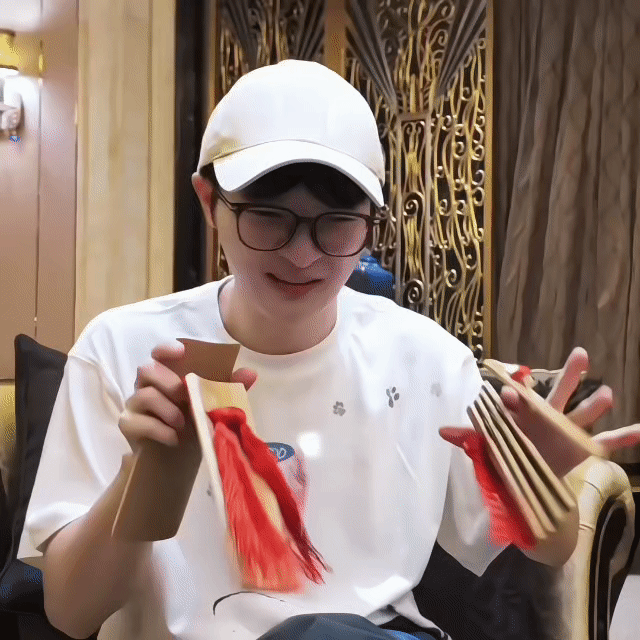 周深周深献唱太平年片尾主题曲【圈宝和米说晚安】高悬夜空的月，驻足人间烟火前