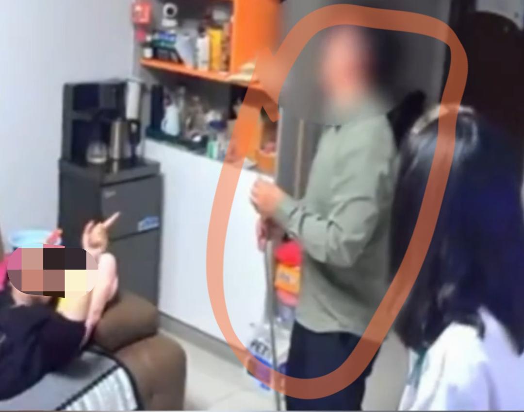 太突然！广西一名43岁男子，在家中突然毫无征兆地失去意识，妻子第一时间冲上前，