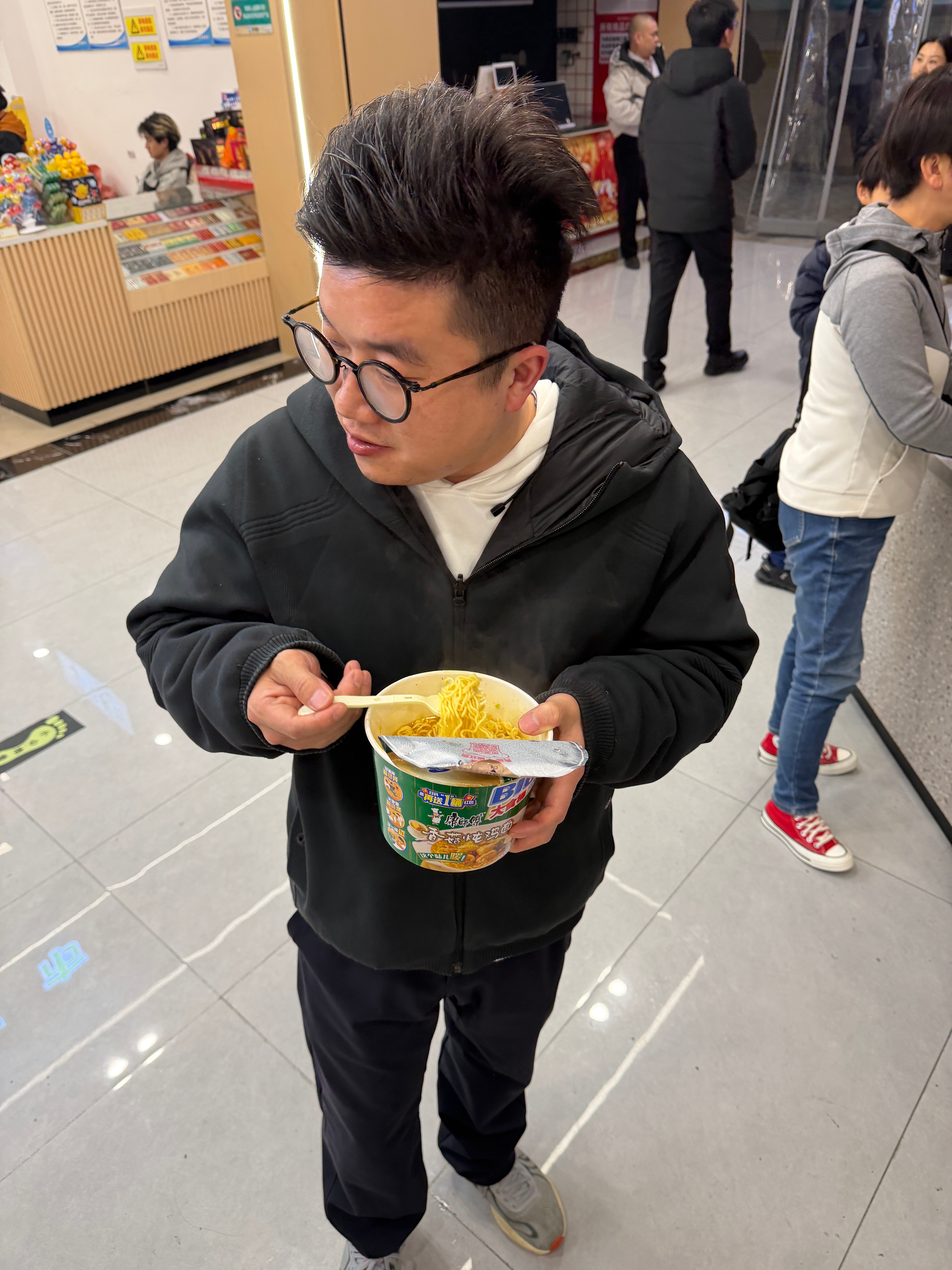 泡面到哪儿都通用！服务区的餐厅下班了、泡面干杯