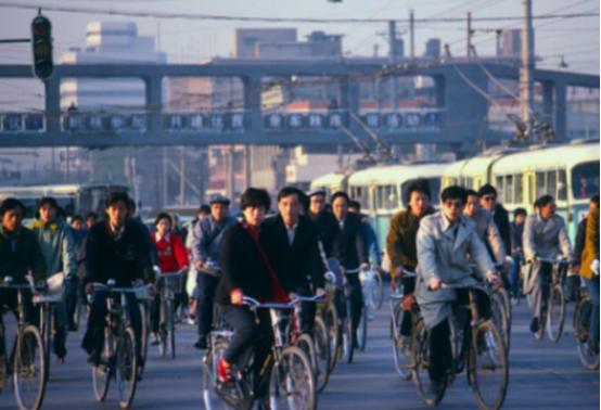 今天的中国能强到这地步，其实是个“反常现象”，照理说，中国现在应该还很穷、很落后