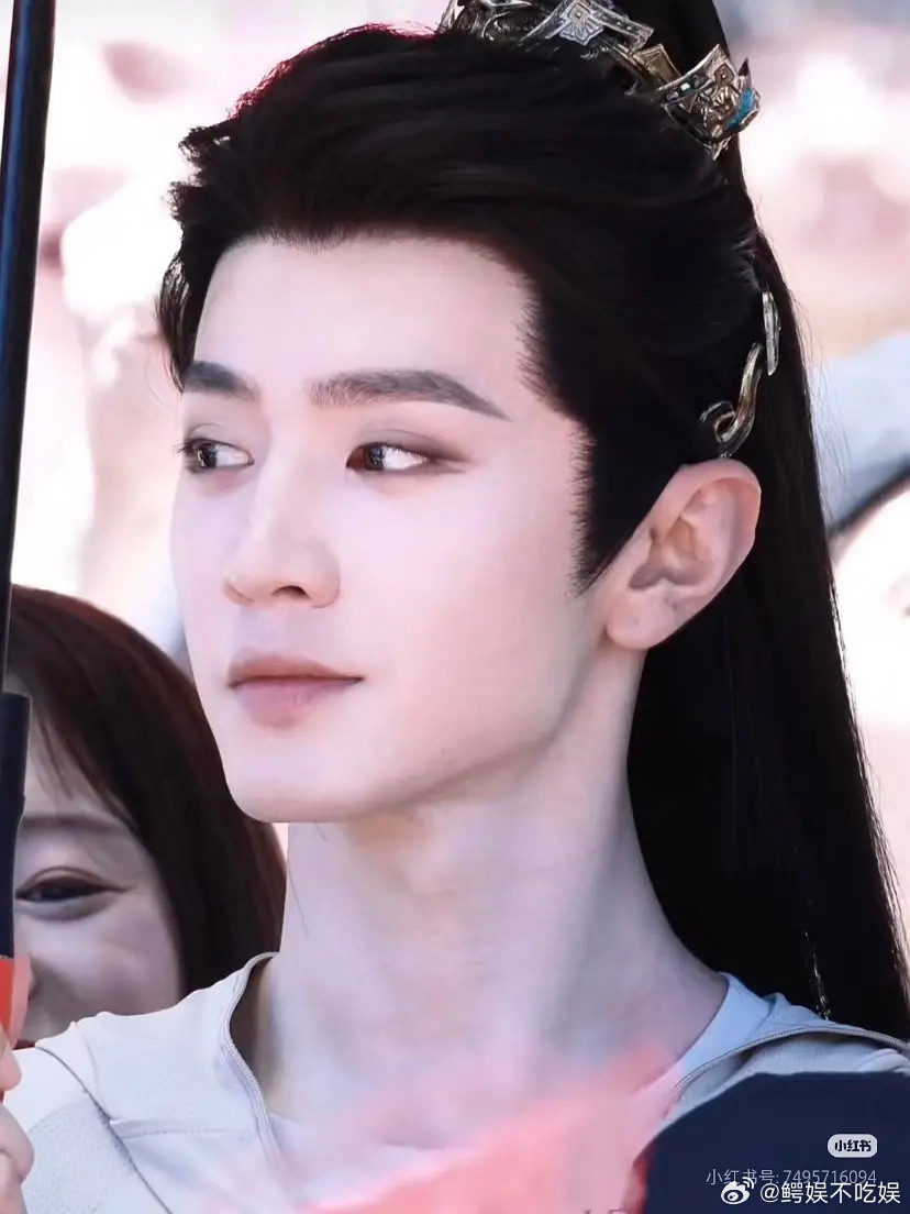 一笑随歌陈哲远的妆造比张凌赫浓多了，为什么没有被嘲？比女主都浓
