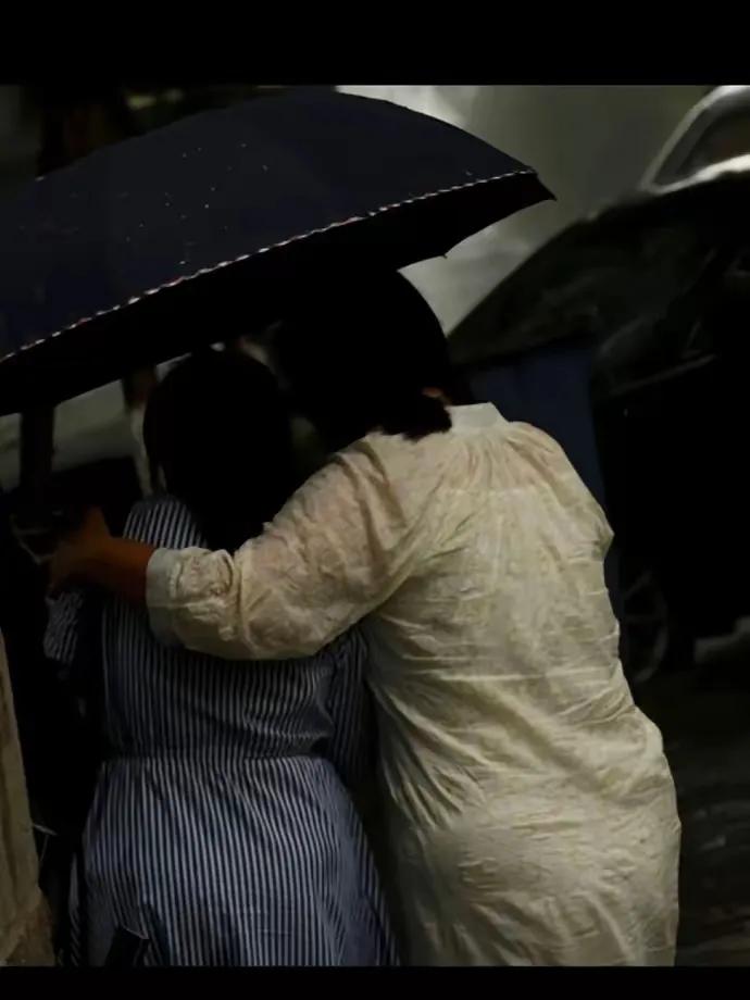 孩子请别嫌弃你得妈妈​昨天山东下大雨来接孩子的家长基本都开了私家车。雨地里