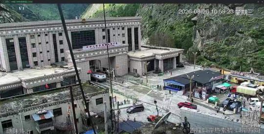 看了几个视频，这泥石流太可怕、太猛了，人类那点速度根本跑不过汹涌的泥石流……[傻