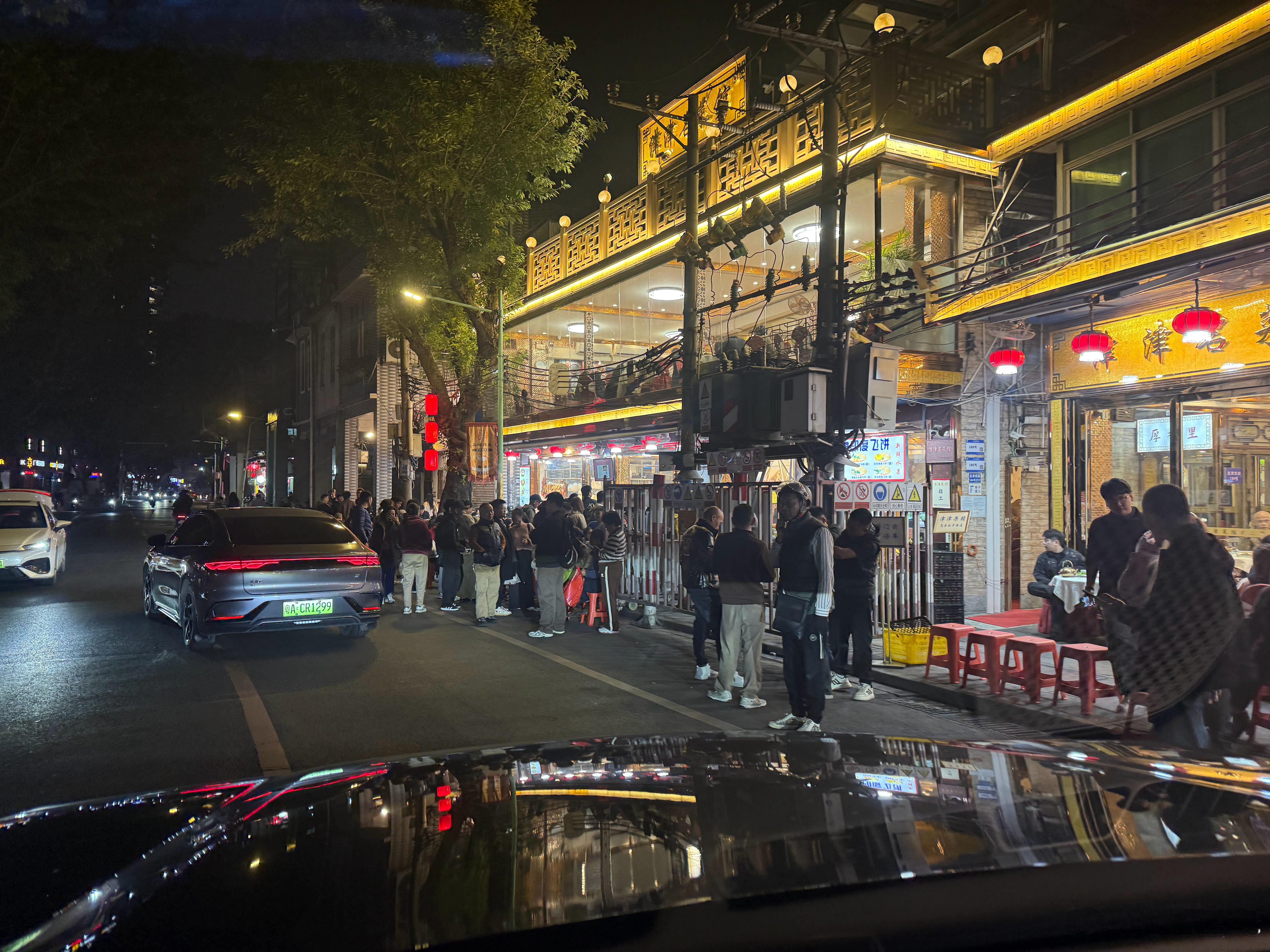 佩服津津，每个饭点经过都这么多人的！