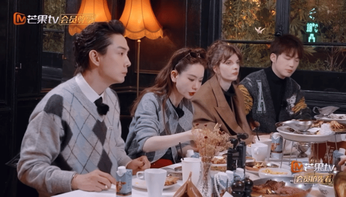 胡静一家吃饭各吃各的胡静看《妻子的浪漫旅行2025》发现胡静家吃饭好特别