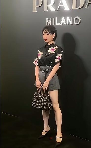实活实说，白百何的衣品从来就不在钱，每次出镜的造型都一言难尽。感觉有点乱穿衣服的