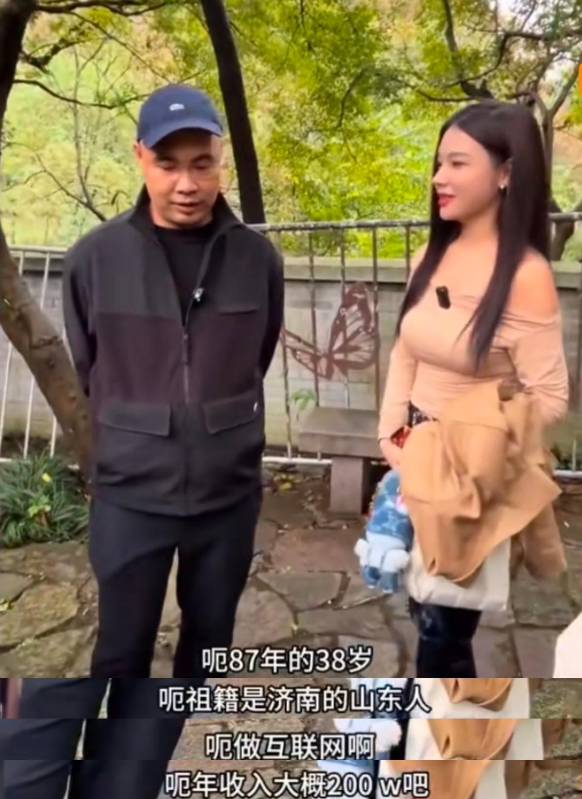 杭州万松书院相亲角，女生想找个有缘人，可没有男生愿意往前一步。女生38岁，山东人