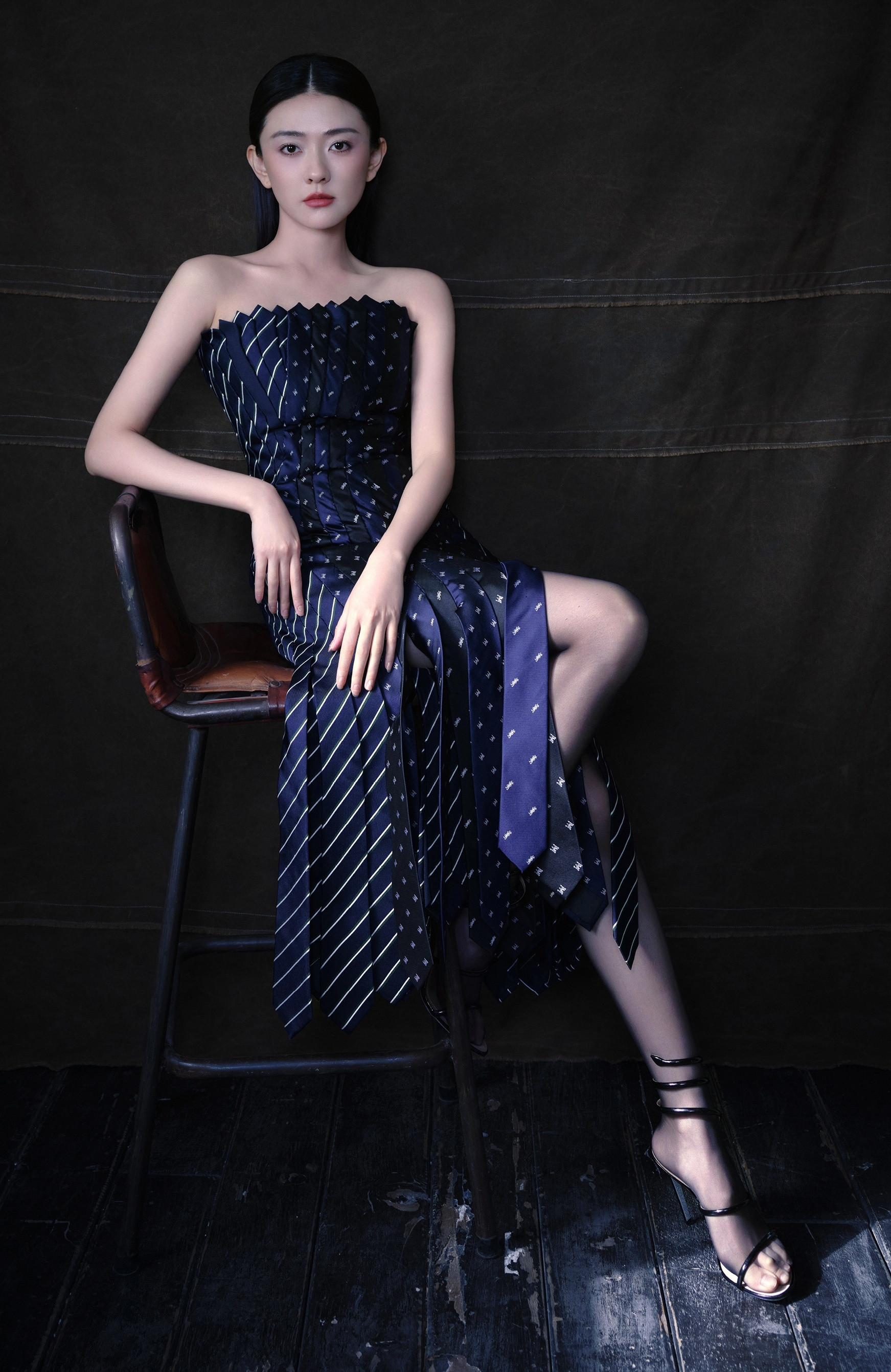 梁洁梁洁大长腿中筒白丝袜